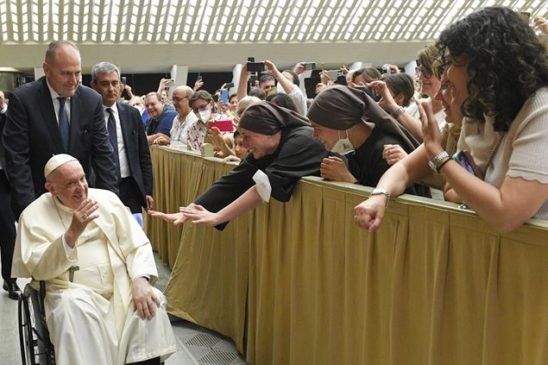 il papa e i partecipanti di Famiglia cristiana