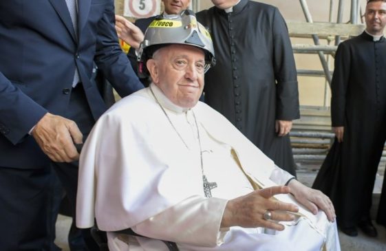 Il papa col casco