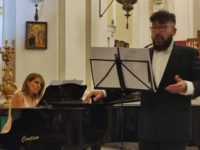 Il tenore Giovanni Di Mare accompagnato al piano da Anna Maria Calì