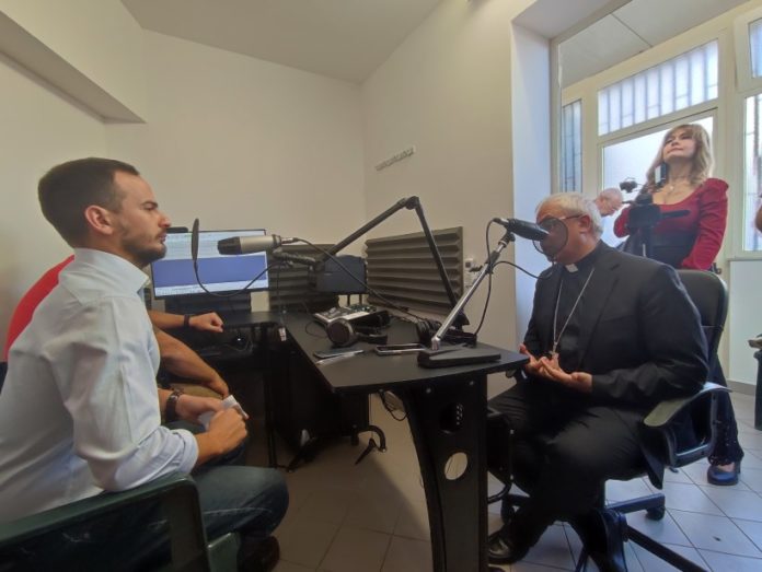 Radio Dusmet intervista vescovo Renna