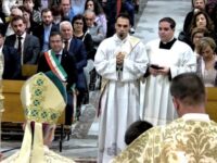 Cosimo Gangemi in piedi davanti all’altare