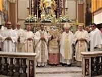 Don Cosimo Gangemi con il vescovo Raspanti e i sacerdoti