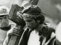 Il vangelo secondo Matteo di Pasolini, Gesù con la croce