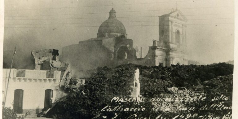 Mascali l'eruzione distrugge chiesa madre