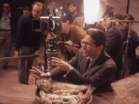 Pier Paolo Pasolini mentre dirige una scena del film