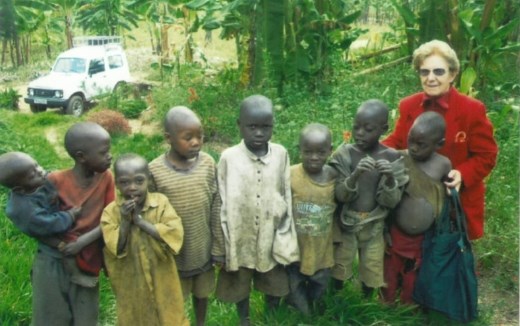 Signorina Di Bella con bambini del Ruanda