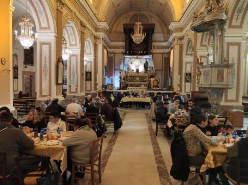 Aci platani, pranzo di Natale in chiesa