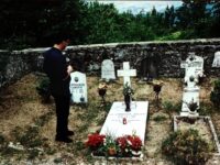 Don Barbarino davanti alla tomba di don Milani a Barbiana-1994