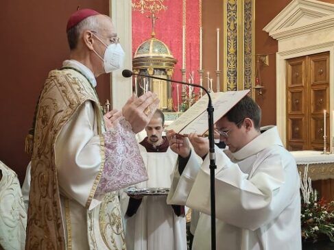 Mons.Raspanti celebra messa