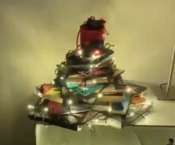 albero fatto con libri