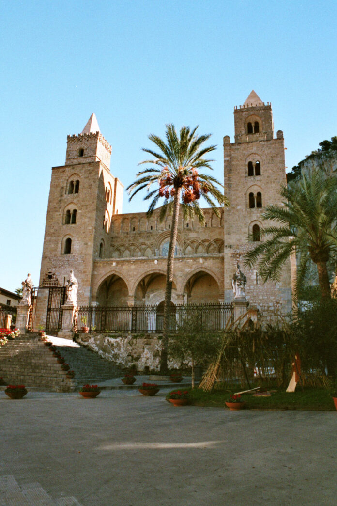 cefalù cattedrale medievale borgo