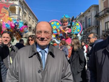 Schifani al carnevale di Acireale