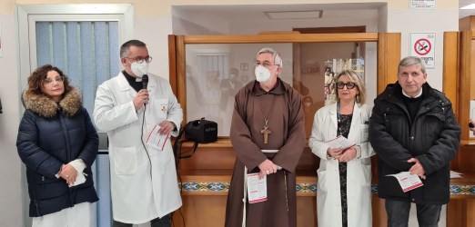 vescovo Peri e operatori ospedale Caltagirone