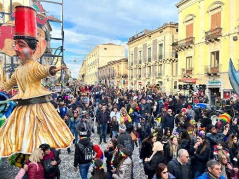 carnevale Acireale folla corso Umberto