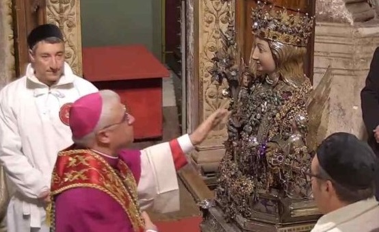 monsignor Renna e il busto di Sant'Agata