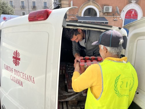Caritas dona alimentari alla moschea della misericordia
