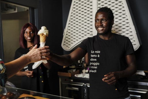 Malick serve il gelato nella gelateria Barconi