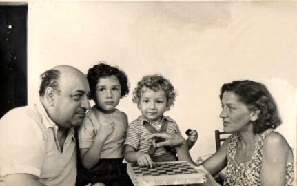 Umberto Barbaro con la moglie e i figli