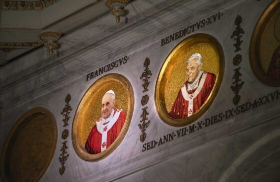 ritratti di papa Francesco e Benedetto XVI