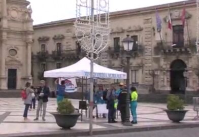 raccolta firme in piazza Duomo Acireale