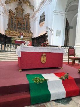 bandiera tricolore ai piedi dell'altare