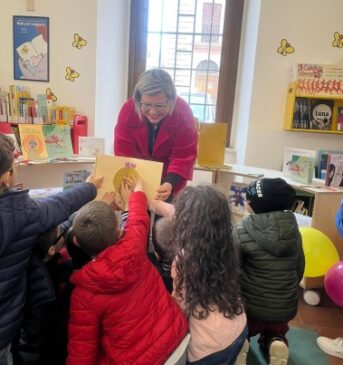 insegnante fa toccare albo sensoriale