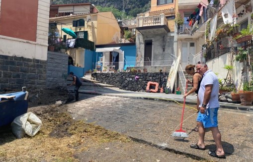 residenti ripuliscono spiaggetta Santa Maria La Scala