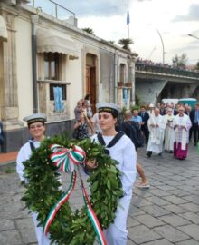 Corona d'alloro in omaggio ai caduti in mare