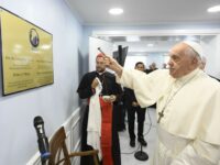 Il papa inaugura Casa della Misericordia