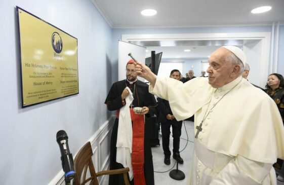 Il papa inaugura Casa della Misericordia