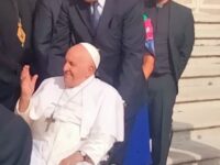 Papa Francesco saluta ragazzi di Aci Platani