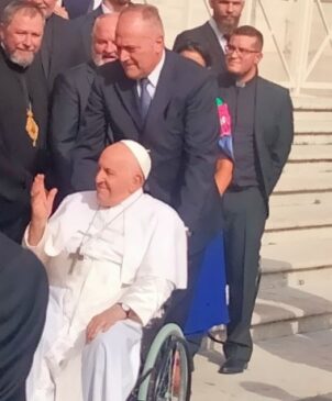 Papa Francesco saluta ragazzi di Aci Platani