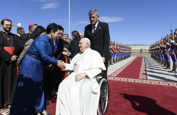 Il papa saluta la gente della Mongolia