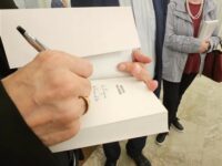 Monsignor Raspanti firma copia del suo libro su santa Caterina