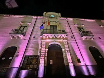 facciata del comune di Ramacca illuminata di rosa