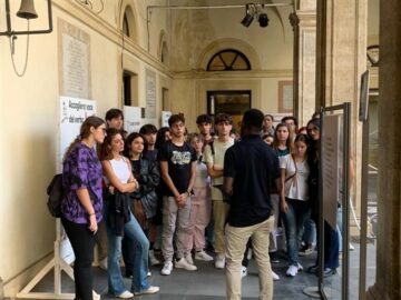 Giovani alla mostra sull'accoglienza