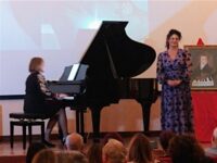 Giulia Gangi al pianoforte accompagna il soprano Maria Grazia Tringale