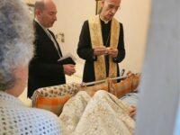 Il vescovo Raspanti e don Marco Catalano visitano gli infermi
