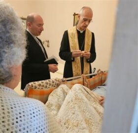 Il vescovo Raspanti e don Marco Catalano visitano gli infermi