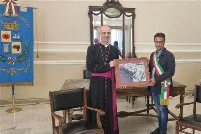 monsignor Raspanti e il sindaco di Riposto Davide Vasta