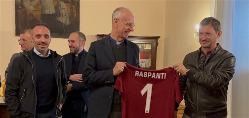 La SSD Acireale consegna maglietta al vescovo Raspanti