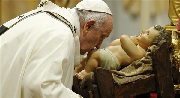 Papa Francesco bacia il bambinello