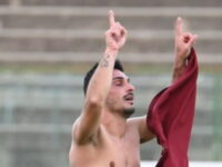 Peppe Savanarola esulta dopo aver realizzato il gol della vittoria sulla Sancataldese