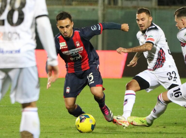 Calcio Catania / I rossazzurri rimediano tre sberle a Crotone