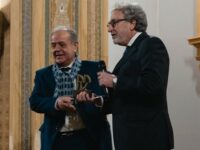 Orazio Torrisi consegna il premio ad Angelo Tosto