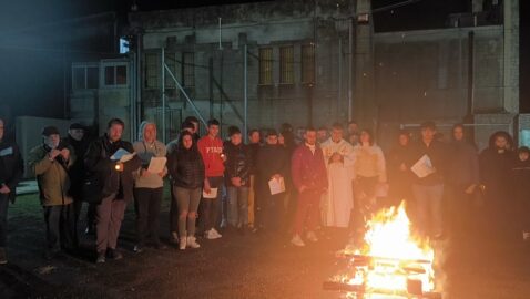 giovani fuoco cammino notte riposto