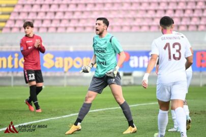 Alfonso Zizzania, portiere dell'Acireale, durante la sfida all'LFA Reggio Calabria