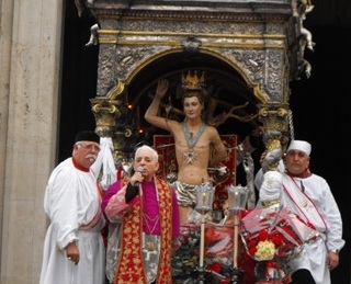 padre vincenzo castiglione davanti al fercolo di san Sebastiano