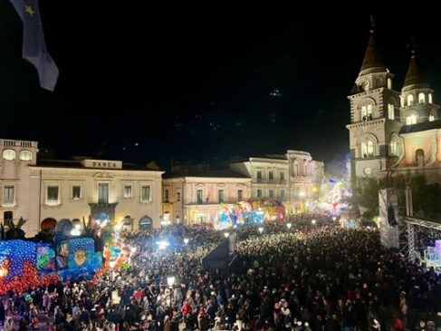 Carnevale Acireale 2024, folla in piazza Duomo