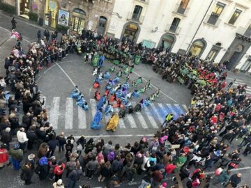 Acireale, scuole in piazza Duomo